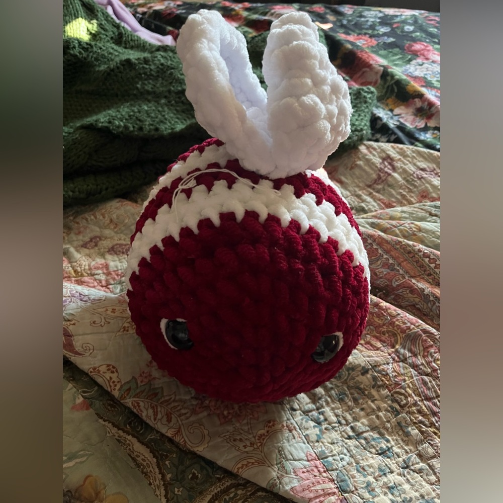 Handmade knitted bee